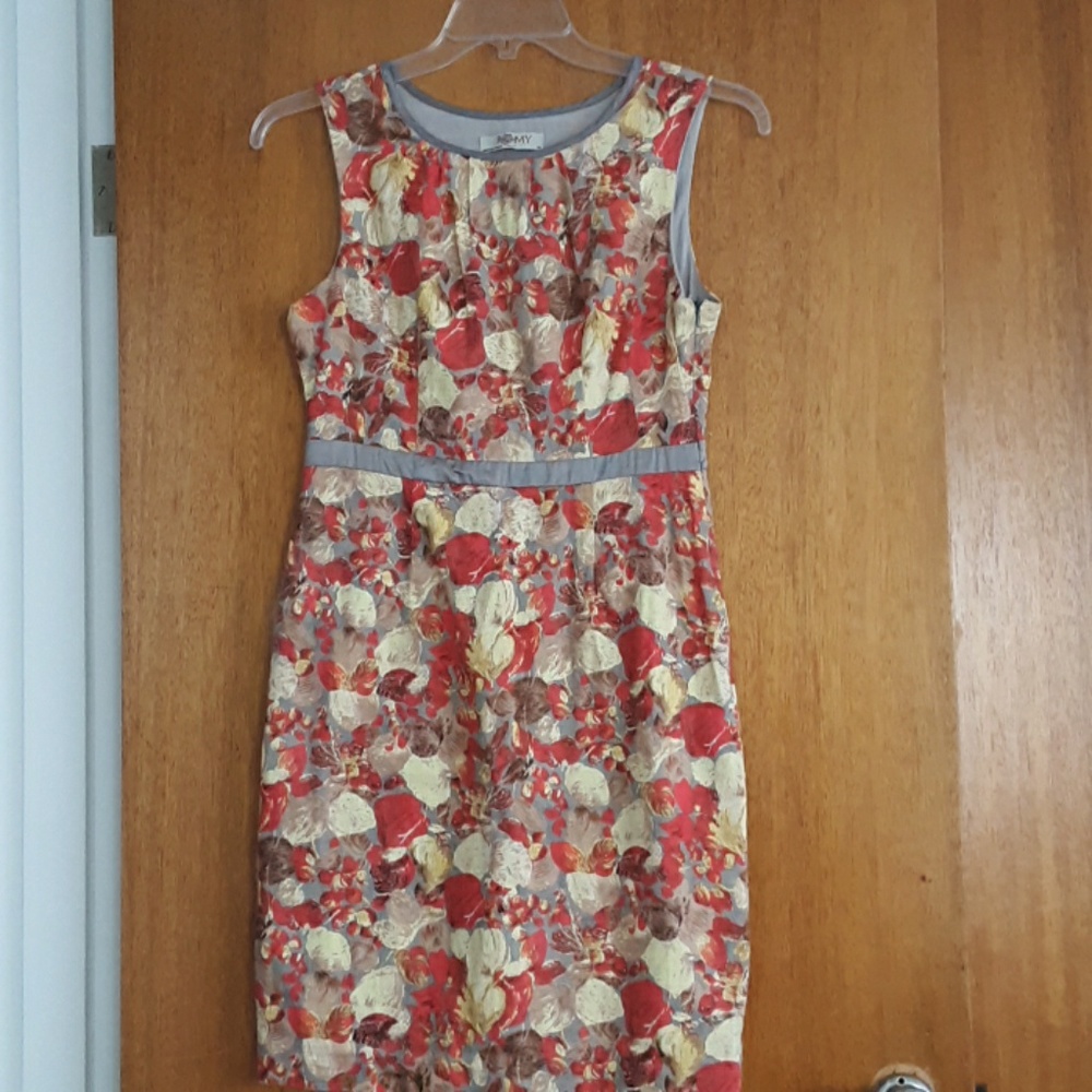 Sweet, fitted sleeveless dress